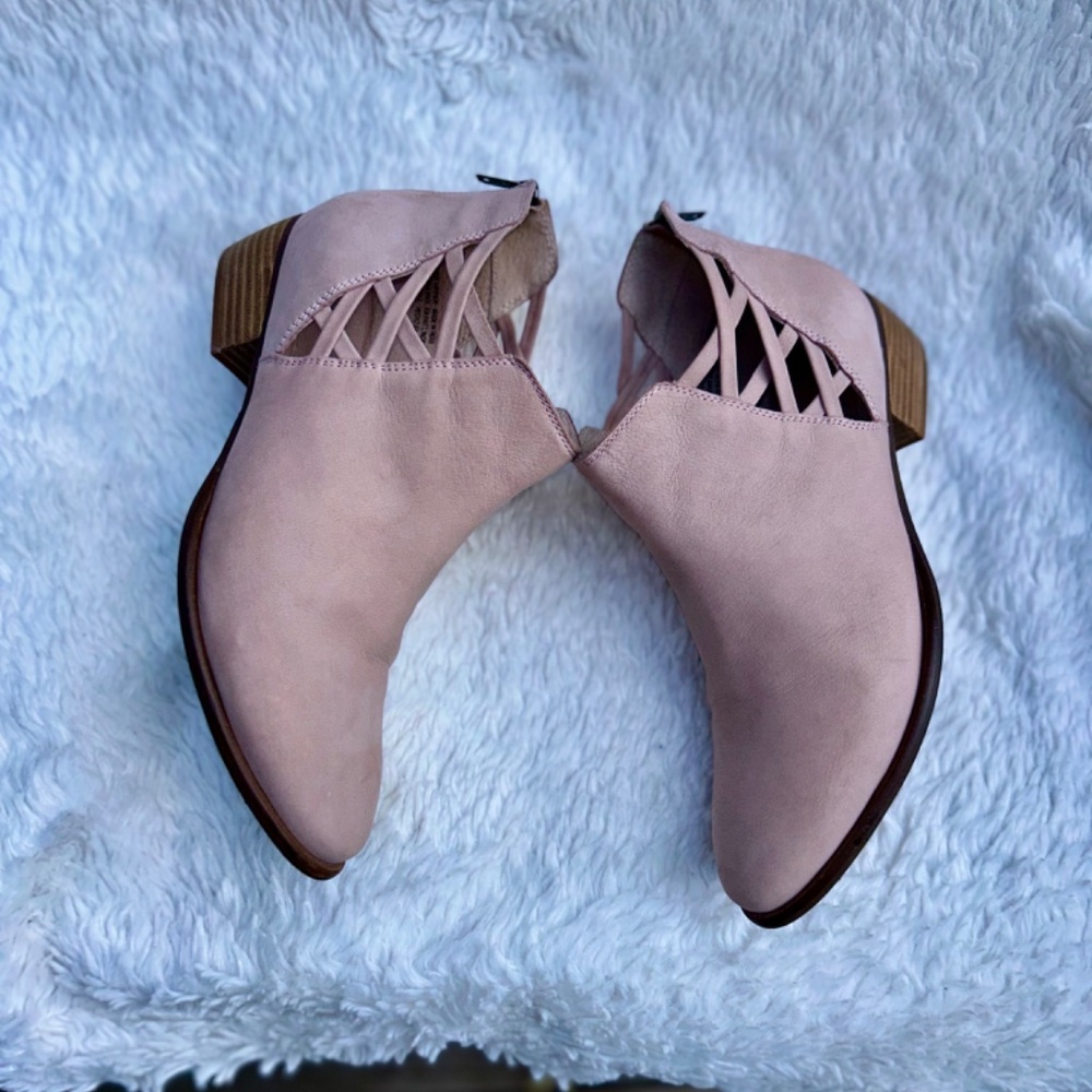 Seychelles Dusty Blush Suede Lattice Side Cutout Ankle Boots - Picture 3 of 12